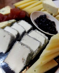 tabla de quesos con carbonero