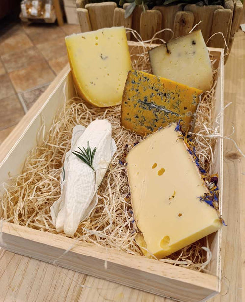 Caja Stranger Cheese - cesta de quesos raros y sorprendentes para regalar, La Quesería Gijón
