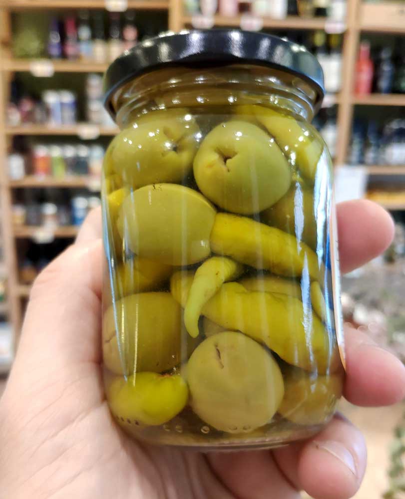 Aceitunas con piparras "cachamarras"