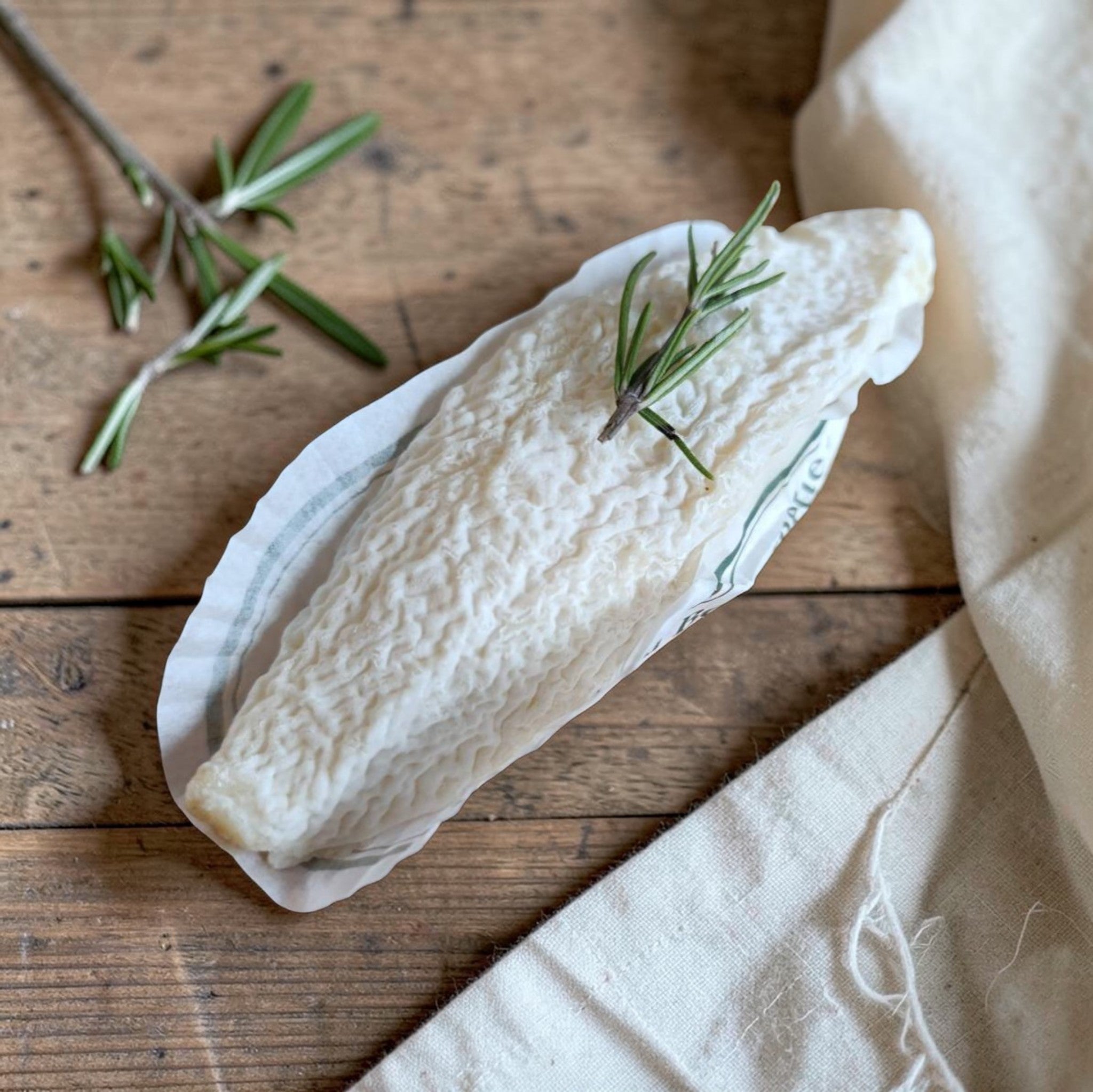 Comprar queso Bouyguette - queso francés de leche cruda de cabra moldeado en lino con romero
