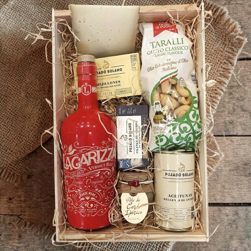 Cesta El aperitivo es sagrado - caja de vermú y quesos para regalar, La Quesería Gijón