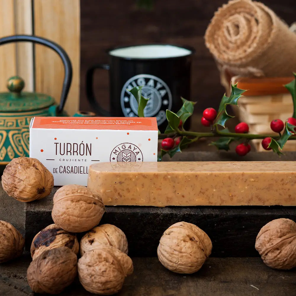 Turrón crujiente de casadiella Migaya - chocolate blanco caramelizado con nuez, avellana y anís